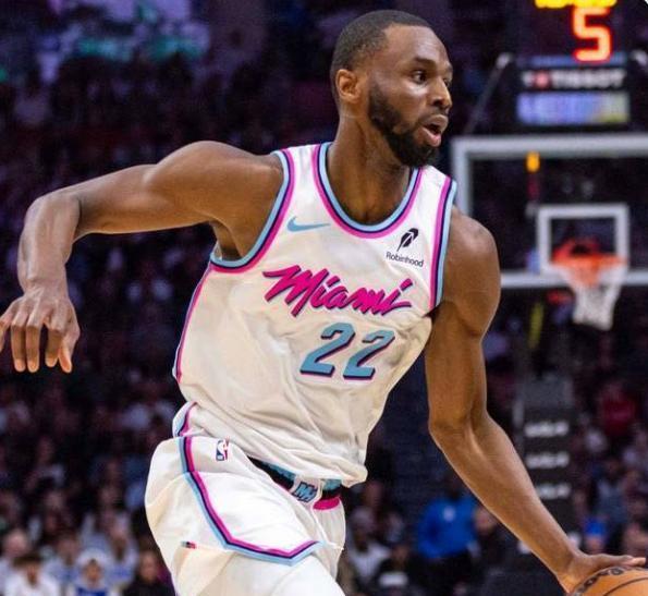 开云服务平台转会期欧篮联焦点战；多伦多猛龙绝杀压哨；信心回归；轮换策略成焦点的简单介绍